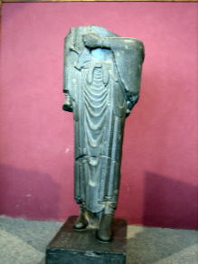 バスタン考古学博物館（国立）　ダレイオス１世立像、頭部が欠けている。エジプトで作らせた、台にヒエログリフがある