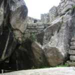 マチュピチュ　コンドルの神殿、斜めの岩をコンドルが羽根を広げた姿にみてる