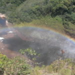 チナクの滝　滝の飛沫に光が屈折して虹が出る