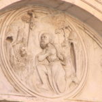 聖ヤコブ大聖堂　壁のレリーフ、ライオンが目の前にいるので、この人は聖ヒエロニムス。胸に手を当ている意味が分からない
