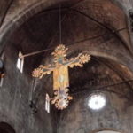 聖ロヴロ大聖堂　主祭壇の上方の十字架、キリストの磔刑が描かれている