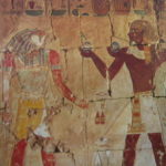 ハトシェプスト女王葬祭殿　トトメス３世がソカリス神にぶどう酒を捧げている
