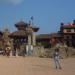 バクタプル　ダルバール広場　ブパティンドラ王の石柱、後はチャシリン･マンダップ、巡礼者の宿だった。右はシカラ様式のｳﾞｧツﾞｧラ･デヴィ寺院跡