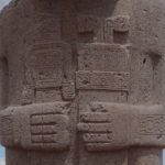 ティワナク遺跡　手と胸の拡大、右手がひっくり反っている両手に持っているのはケーロトスナッフ