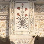 アグラ城　ムサンマン・ブルジュ、柱の上部の象嵌の拡大図