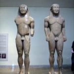 クーロス（青年）像　クレオビスとビトンの兄弟、アルカイックスマイルを浮かべている