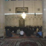 ウマイヤドモスク　モスク中央のメヘラブ。お昼のお祈りの前にイマームの話を聞いている