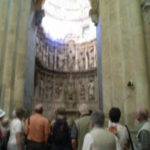 コインブラ旧大聖堂　旧大聖堂の翼廊、キリストと１０人の使徒像が飾られている