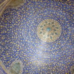 イマームモスク　ドーム天井、7色の装飾タイルで覆われ息をのむ思いにさせられる