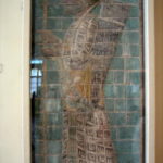 バスタン考古学博物館（国立）　槍を持った兵士の彩色タイルのレリーフ