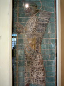 バスタン考古学博物館（国立）　槍を持った兵士の彩色タイルのレリーフ