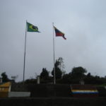 ブラジル国境　ベネヅエラとブラジルの境界線、お馴染みのブラジル国旗がはためいている