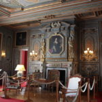 大サロン　豪華な暖炉の上の肖像画はシュヴェルニー伯爵夫人のマリー・ジョアンヌ・ド・カール・ソムリー