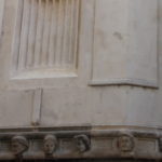 聖ヤコブ大聖堂　東側壁の彫刻、７１人の頭部がずらっと並んでいる。