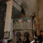 聖ロヴロ大聖堂　主祭壇の説教台
