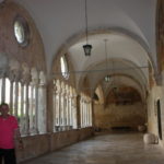 フランシスコ会修道院　ロマネスク様式回廊、ヨーロッパの修道院には中庭の周囲を回廊が囲む造りが多い