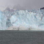 蒼白い氷河　崩落があると周辺の氷壁もさそわれるように崩落を続ける