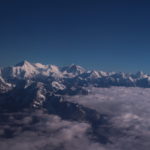エベレスト遊覧飛行　正面、右がギャチュンカン（7652m）、左がチュー･オーユ（8201m）。その左にカリョラン（6511m）とヌンブル（6957m）