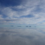 ウユニ塩湖　雲の出ているところに移動、水鏡に雲が映って天と地の境目がない