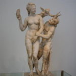 アフロディーテとパン　いたずらなパンにアフロディーテがサンダルを振り上げている、ミロス島出土