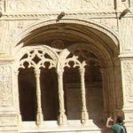 ゼロニモス修道院　回廊のアーチ、彫刻は緻密で優美