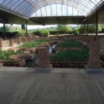コニンブリガ遺跡　噴水の館、水路に囲まれ草花が植えられた庭園のよう。手前のモザイクも美しい