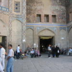 バザール　バザールの入口、バザールはジャーメ・モスクまで続いている
