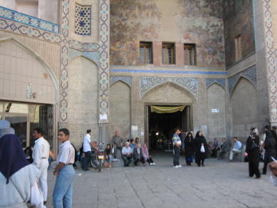 バザール　バザールの入口、バザールはジャーメ・モスクまで続いている