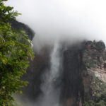 エンジェルフォール　エンジェルフォールが真正面、滝の上部はすっぽりと雲に隠れている