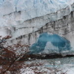 モレノ氷河　氷壁の下方に、とりわけ濃い蒼が輝く所がある、純氷に近い氷だからののだろうか