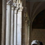 フランシスコ会修道院　回廊の柱、柱頭には美しい彫刻が施されている