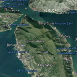 岩礁のマリア教会　グーグルアース：コトルからコトル湾を北上し、西に折れてしばらく進むとペラストの町に着く