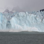 蒼白い氷河　崩落の後、周辺に水しぶきがどーっと上がる