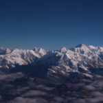 エベレスト遊覧飛行　チュー･オユーを右に見る、手前はカリョルン（6511m）、真ん中にピグフェラゴ（6620m）