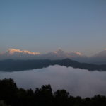 アンナプルナ山群２（日本山妙法寺）　真っ青な空にアンナプルナの雄峰が厳かに浮かぶ