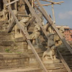 バクタプル　ダルバール広場　シッディ･ラクシュミ寺院跡、シカラ様式の寺院が倒壊した。階段に犬や馬などの動物の像が残っている