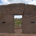 ティワナク遺跡　太陽の門、１枚の大きな石から切り出された、真ん中にビラコチャ神が浮彫りされている