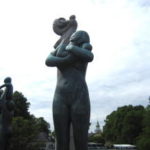 フログネル公園　幼子を抱きしめる母親