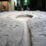 円筒型石碑　円筒型石碑の上部、血を流す溝が彫ってある