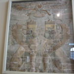 バスタン考古学博物館（国立）　人面有翼獣の彩色タイルレリーフ、頭上にゾロアスター教のシンボルが止まっている