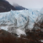 モレノ氷河　氷河が乗り上げたところの上部、セラックがへし曲げられている