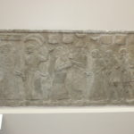 戦いの場面　捕虜の連行、上部には戦利品の数々が描かれている