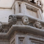 聖ヤコブ大聖堂　東側壁の彫刻、個性的な人がたくさんいた