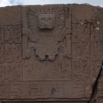 ティワナク遺跡　ビラコチャ神は突き出た刻まれている。目玉は象眼された金が剥ぎ取られた？