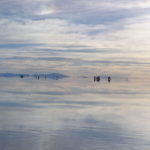 ウユニ塩湖　遠くの4WDが雲の上に浮かんでいるようだ