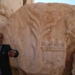 ベル神殿　葉っぱ広げたアカンサスと儀式の供えられたリンゴ、パイナップル、ザクロなどが描かれている