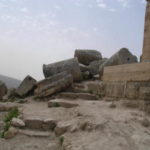 ジェラシュ遺跡　アルテミス神殿、柱は耐震構造になっており、柱を押すとキーが揺れるのが分かる
