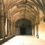 ジェロニモス修道院　ジェロニモス修道院の回廊、柱や壁にマヌエル様式の彫刻が優美に彫刻されている