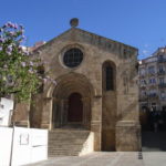 コインブラ旧市街　フェレイラ・ボルジェス通りの下に、サン・ティアゴ教会がある。１２世紀の終わりにサンチョ１世の命で造られたロマネスク様式の小さな教会