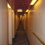 ＤＦＤＳ　船室の通路、両側に船室がずっらと並んでいる。